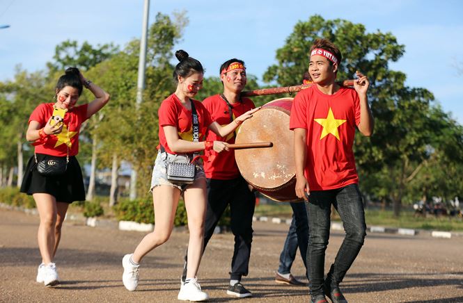 Những bóng hồng xinh đẹp tiếp lửa cho tuyển Việt Nam