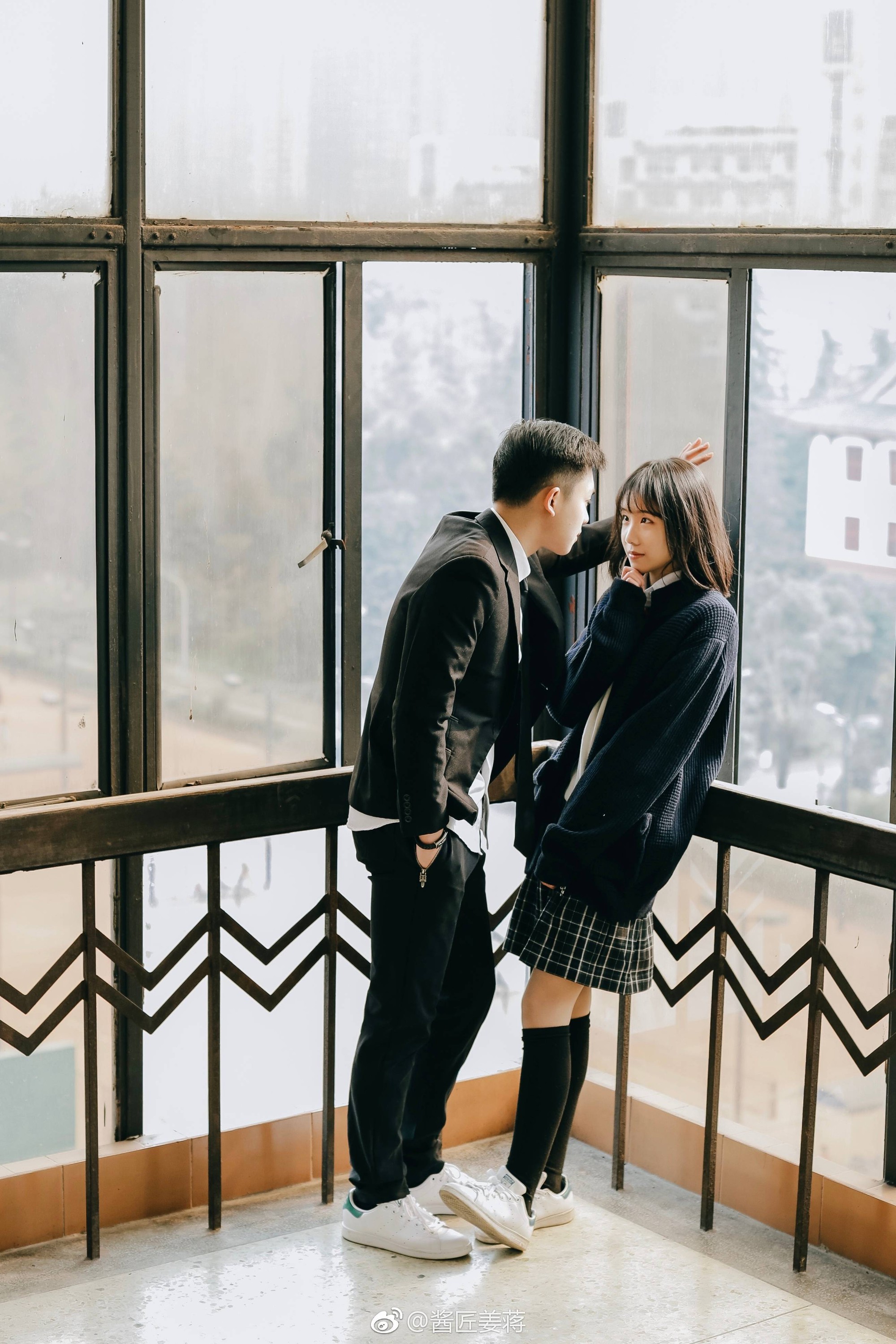 Bộ ảnh cùng em đi qua thanh xuân gây sốt: Năm 17 tuổi, ai cũng từng có một mối tình ngây thơ như thế