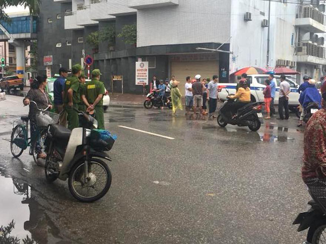 Sau va chạm, nam thanh niên đi xe máy vác dao chặt tay tài xế ô tô con trước chợ