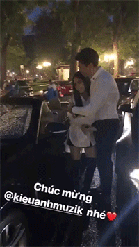 Ca nương Kiều Anh lại khiến dân tình ghen tỵ khi được ông xã quỳ gối giữa đường tặng xế hộp