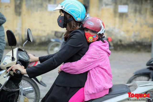 Hình ảnh người dân Hà Nội đón gió lạnh, kẻ đông người hè xuất hiện trên phố