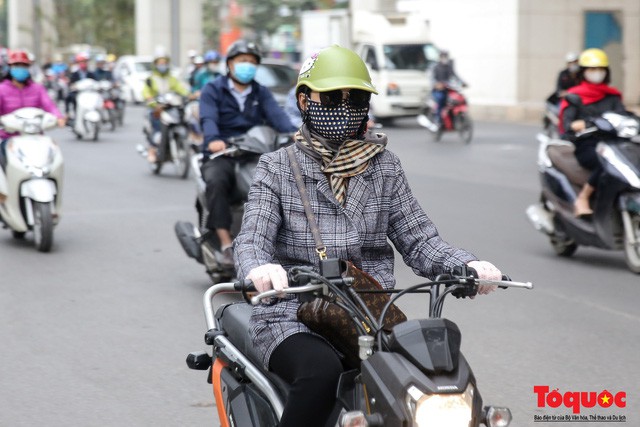 Hình ảnh người dân Hà Nội đón gió lạnh, kẻ đông người hè xuất hiện trên phố