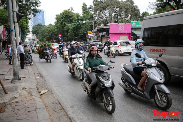 Hình ảnh người dân Hà Nội đón gió lạnh, kẻ đông người hè xuất hiện trên phố