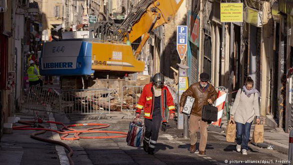 Tìm thấy 7 thi thể trong nhà sập, thị trưởng Marseille bị yêu cầu từ chức