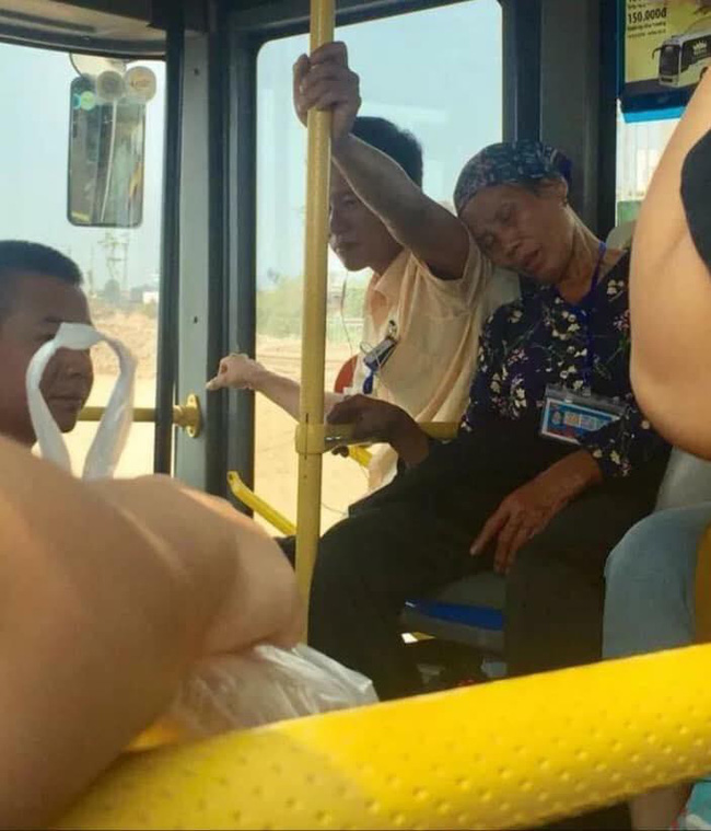 Chẳng cần đẹp trai như tài tử, anh bán vé xe bus vẫn được gọi là soái ca vì hành động ấm áp này