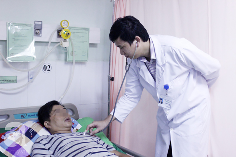 Leo lên cao hàn sắt sửa quán ăn, thanh niên bị điện giật ngưng tim và 5 phút hồi sinh thần kỳ