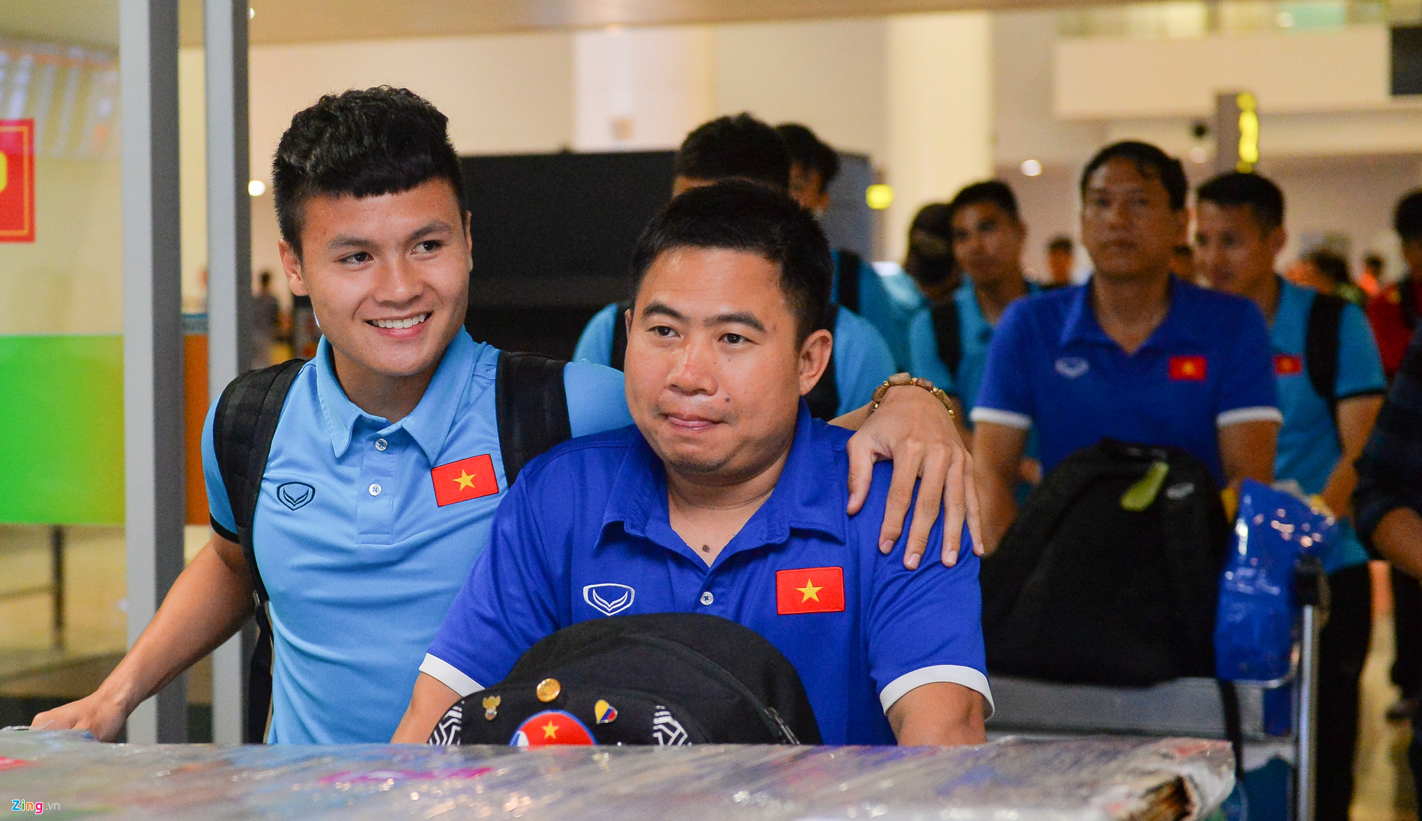 Quang Hải tươi cười khi trở về Việt Nam sau trận mở màn AFF Cup