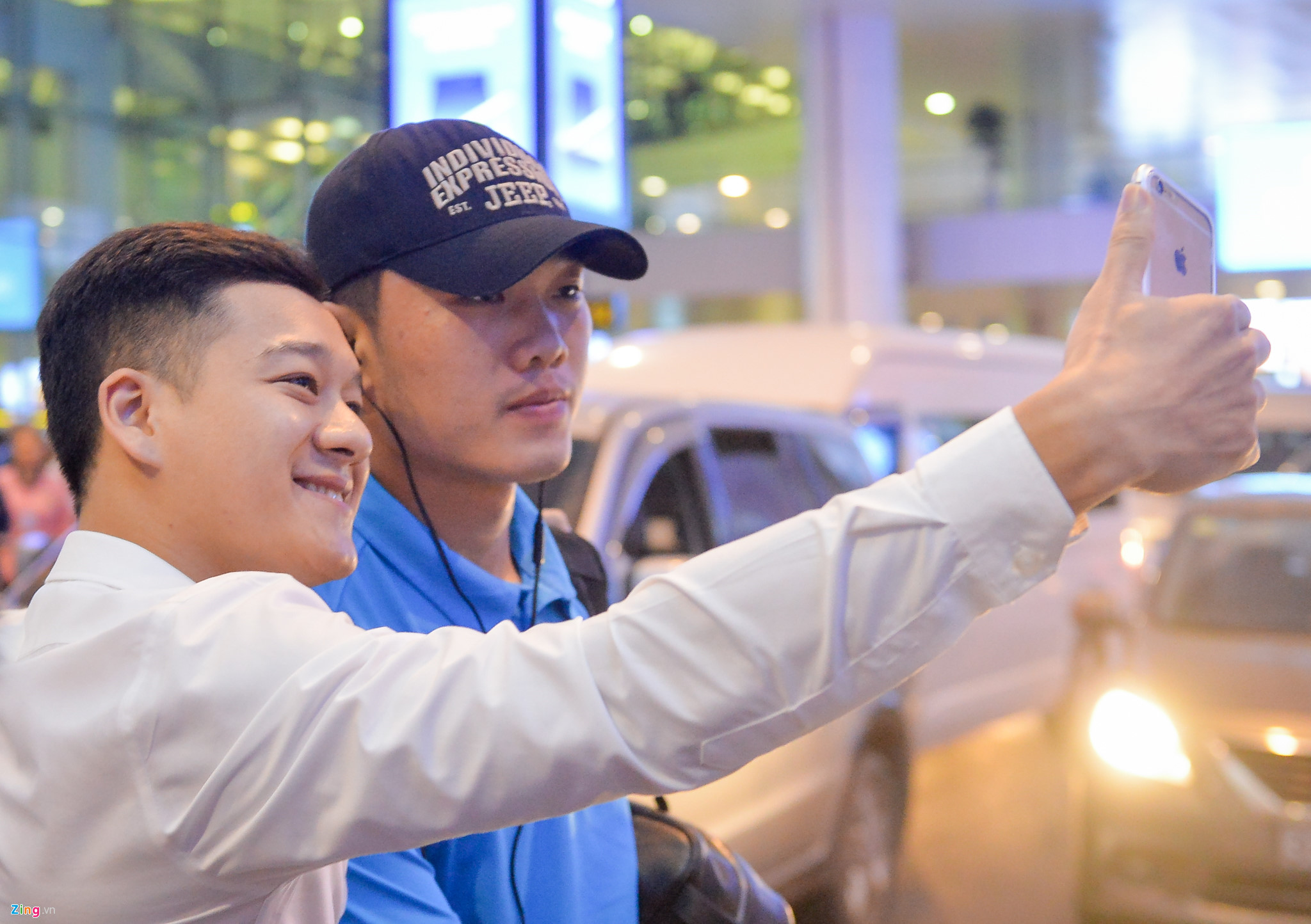 Quang Hải tươi cười khi trở về Việt Nam sau trận mở màn AFF Cup