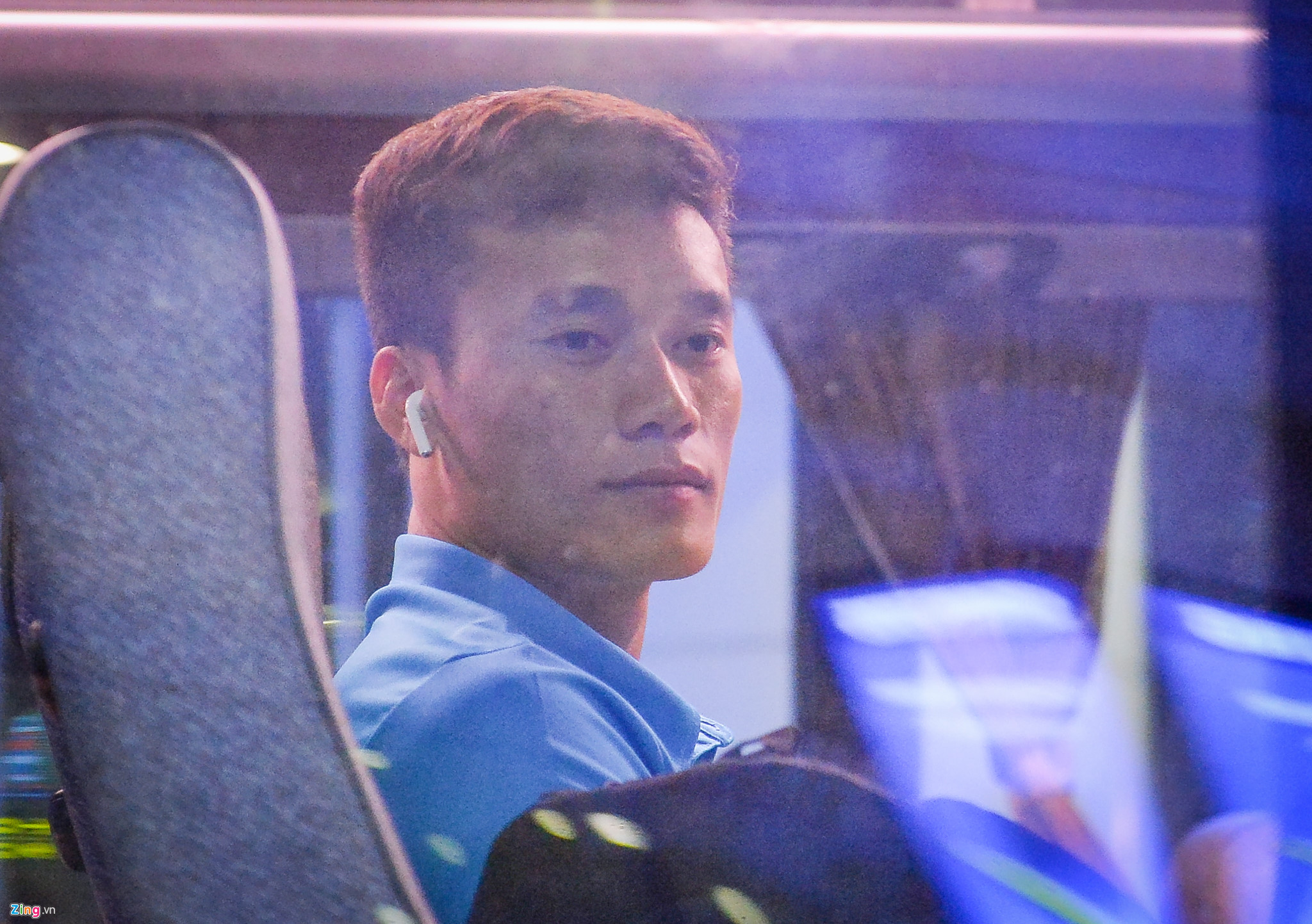 Quang Hải tươi cười khi trở về Việt Nam sau trận mở màn AFF Cup