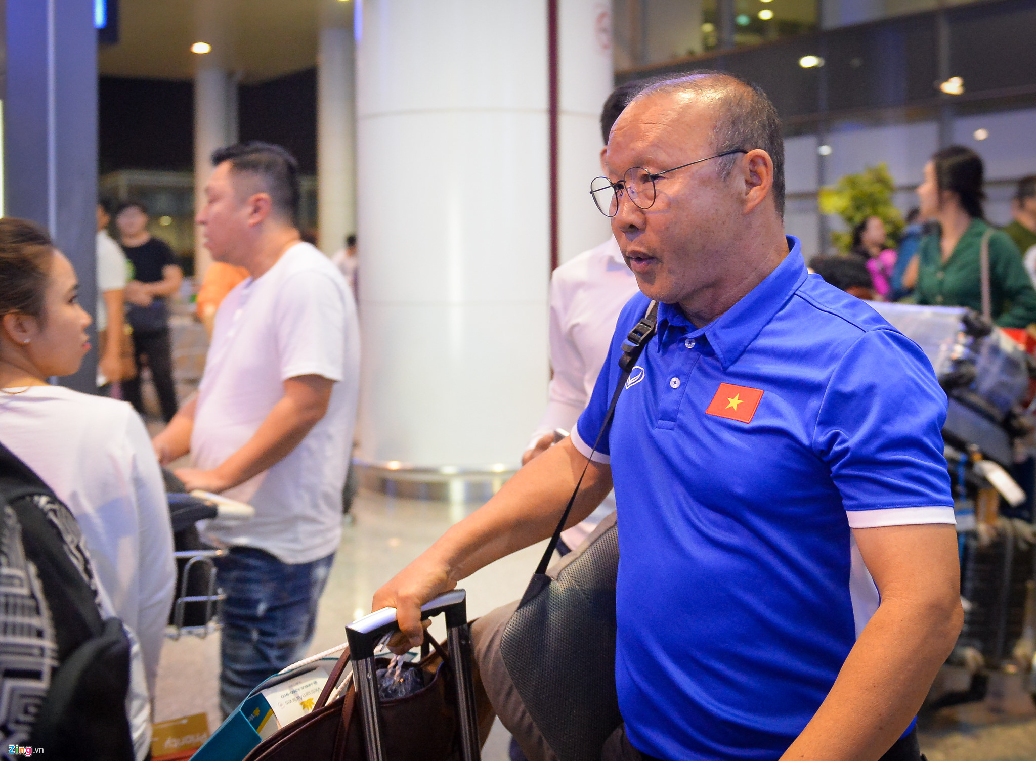 Quang Hải tươi cười khi trở về Việt Nam sau trận mở màn AFF Cup