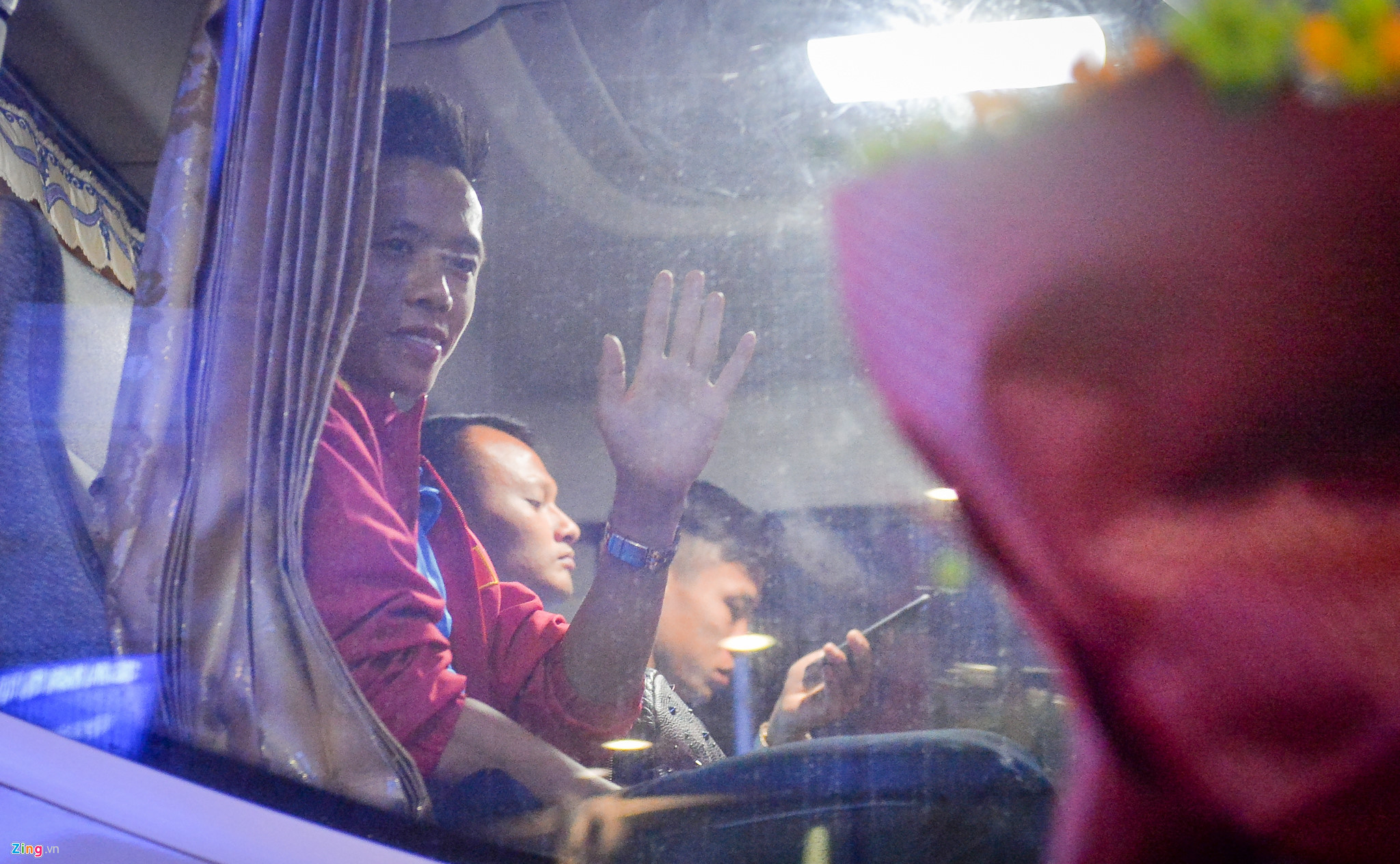 Quang Hải tươi cười khi trở về Việt Nam sau trận mở màn AFF Cup