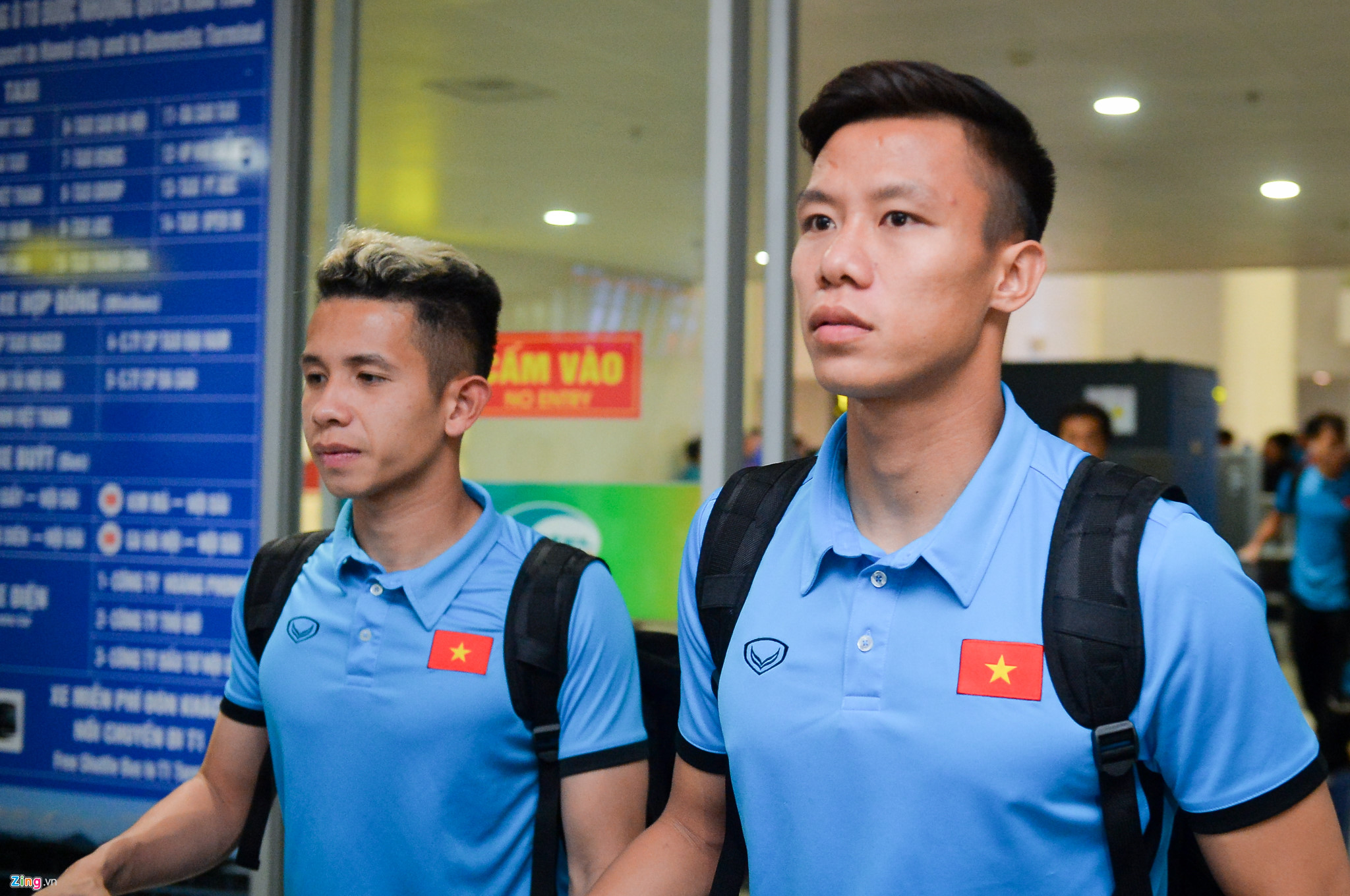 Quang Hải tươi cười khi trở về Việt Nam sau trận mở màn AFF Cup