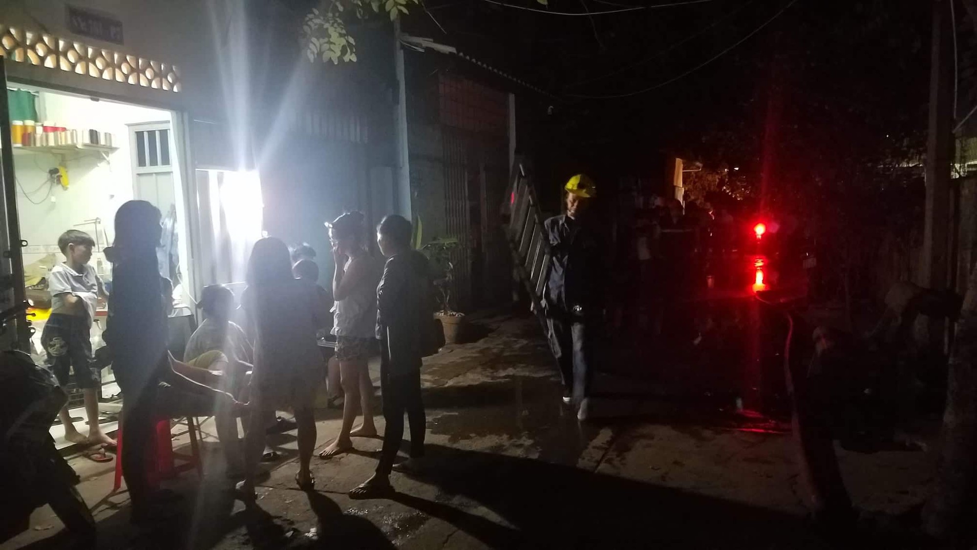 Khu lán trại gần dãy nhà trọ ở Sài Gòn cháy rực sáng cả bầu trời, hàng chục người tháo chạy tán loạn trong đêm