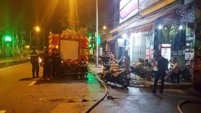 Khu lán trại gần dãy nhà trọ ở Sài Gòn cháy rực sáng cả bầu trời, hàng chục người tháo chạy tán loạn trong đêm