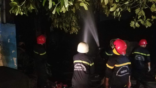 Khu lán trại gần dãy nhà trọ ở Sài Gòn cháy rực sáng cả bầu trời, hàng chục người tháo chạy tán loạn trong đêm