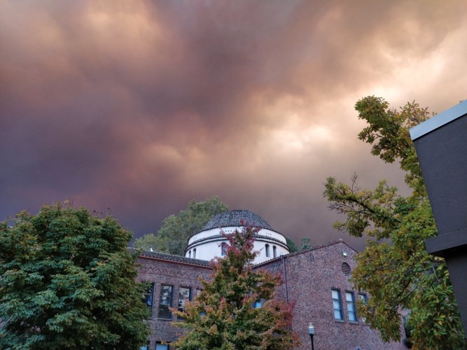 Cháy rừng như tận thế ở California (Mỹ) làm hàng nghìn người sơ tán