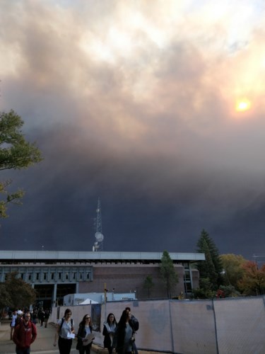 Cháy rừng như tận thế ở California (Mỹ) làm hàng nghìn người sơ tán