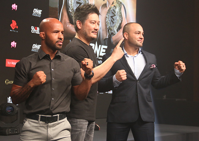 Mayweather và cú lừa MMA gây sốc: Chỉ là chiêu trò kiếm tiền?