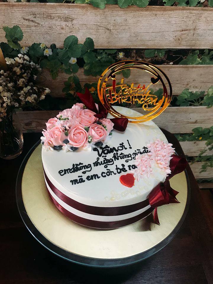 Chỉ mua bánh sinh nhật đi tặng thôi mà bác trai suýt mang tiếng dê xồm