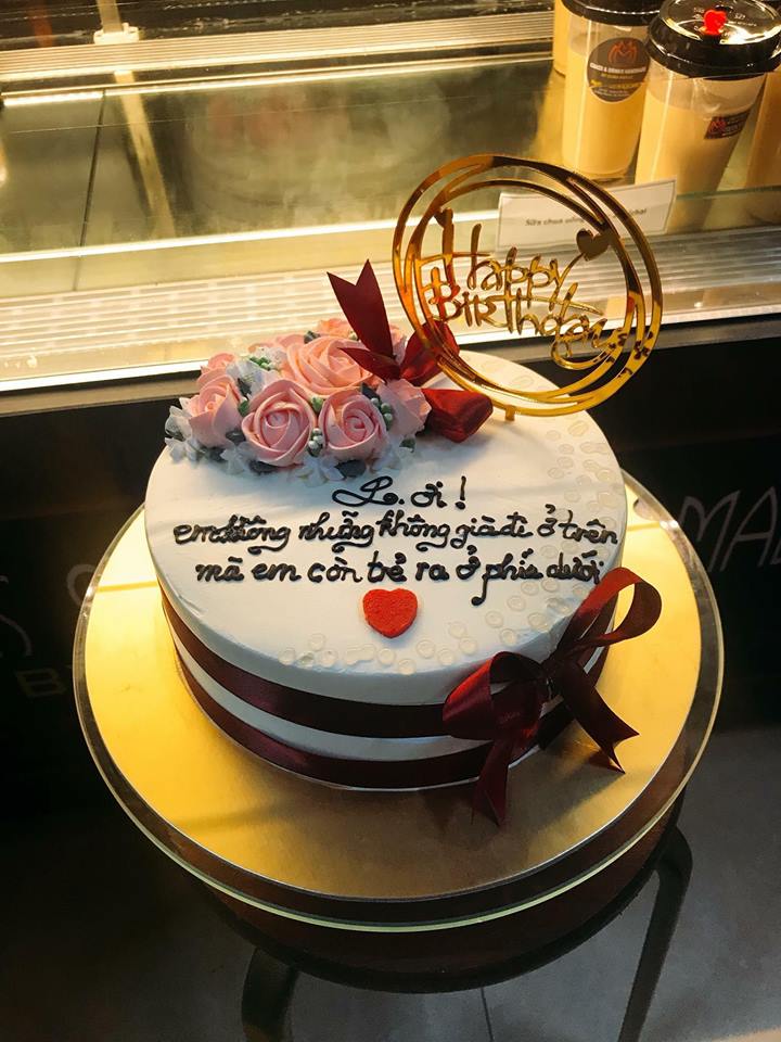 Chỉ mua bánh sinh nhật đi tặng thôi mà bác trai suýt mang tiếng dê xồm Chỉ mua bánh sinh nhật đi tặng thôi mà bác trai suýt mang tiếng dê xồm