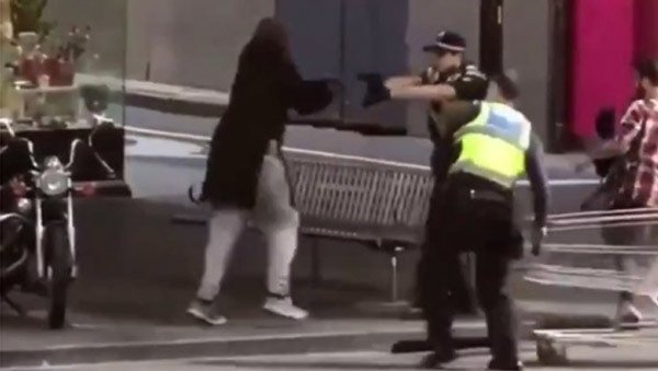 Đốt xe, đâm dao điên loạn ở Australia