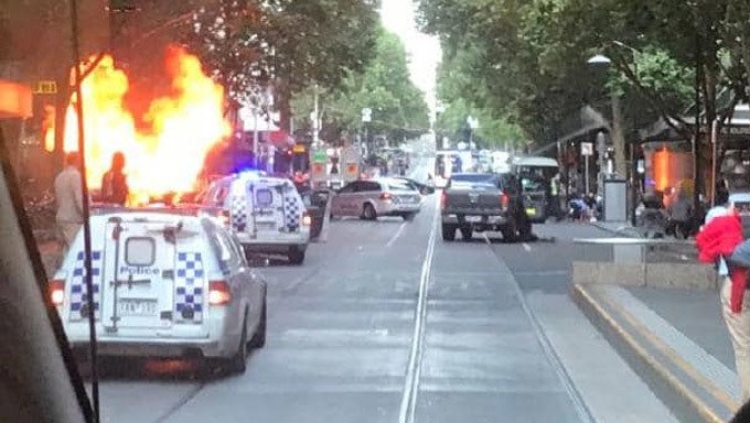 Đốt xe, đâm dao điên loạn ở Australia