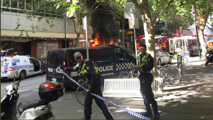 Đốt xe, đâm dao điên loạn ở Australia