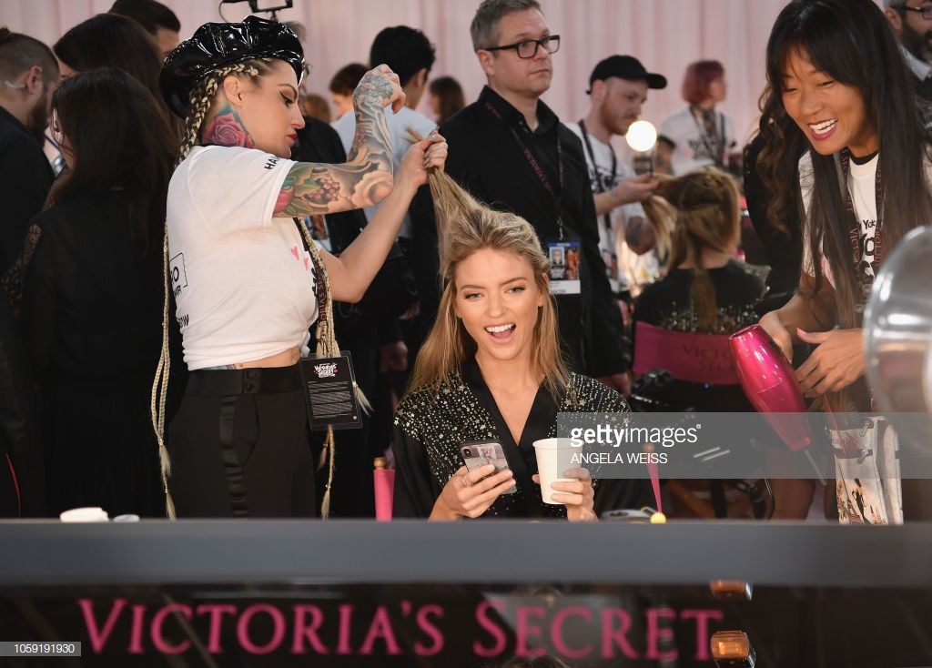 Hậu trường Victoria’s Secret Show 2018: Không diện áo choàng hồng như mọi năm, dàn mẫu diện áo đen siêu quyến rũ