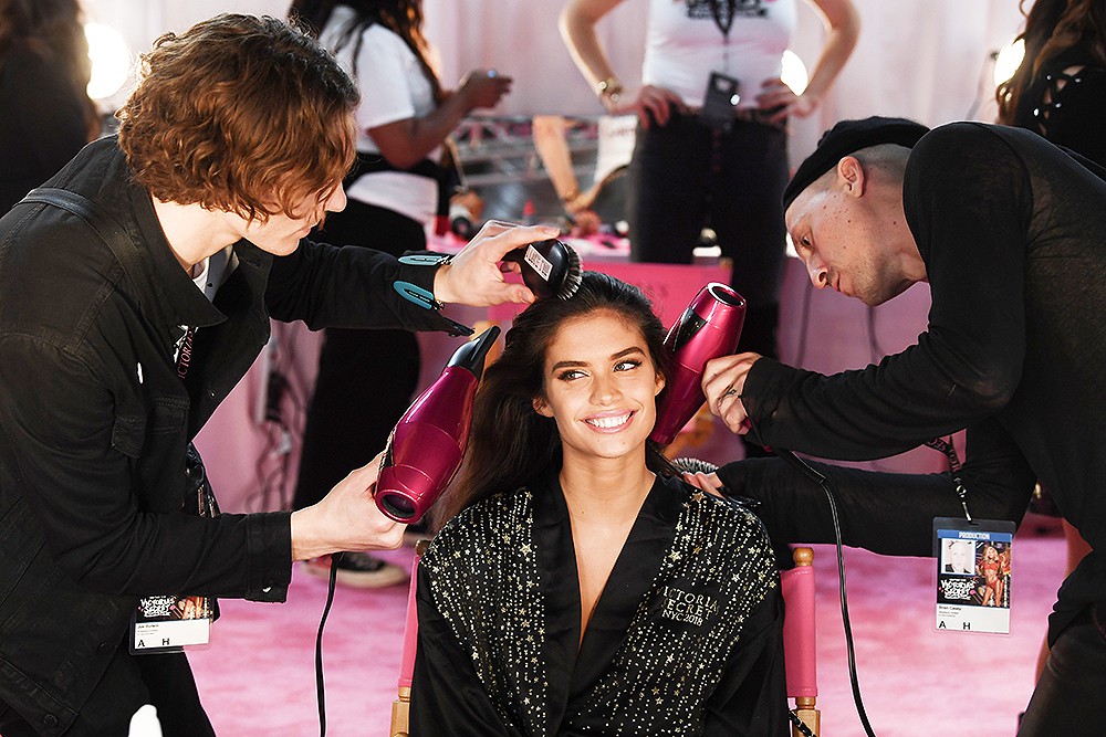 Hậu trường Victoria’s Secret Show 2018: Không diện áo choàng hồng như mọi năm, dàn mẫu diện áo đen siêu quyến rũ