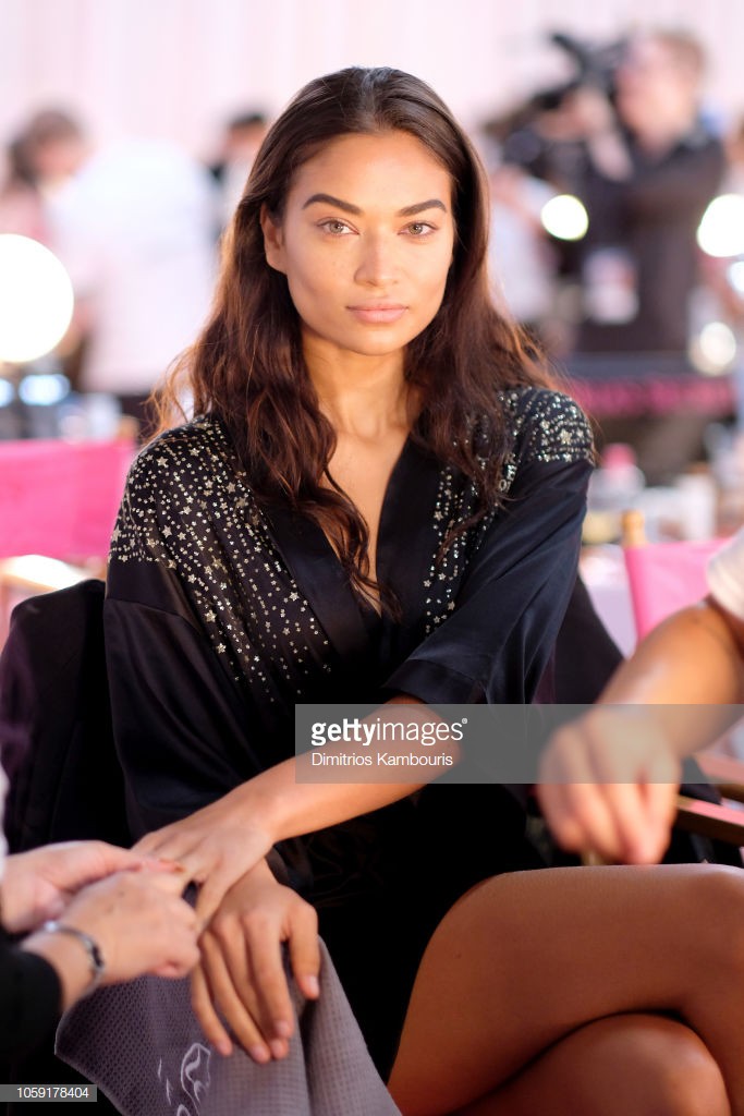 Hậu trường Victoria’s Secret Show 2018: Không diện áo choàng hồng như mọi năm, dàn mẫu diện áo đen siêu quyến rũ