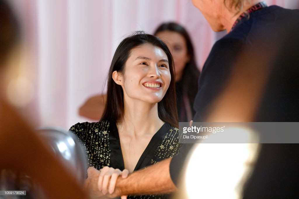 Hậu trường Victoria’s Secret Show 2018: Không diện áo choàng hồng như mọi năm, dàn mẫu diện áo đen siêu quyến rũ