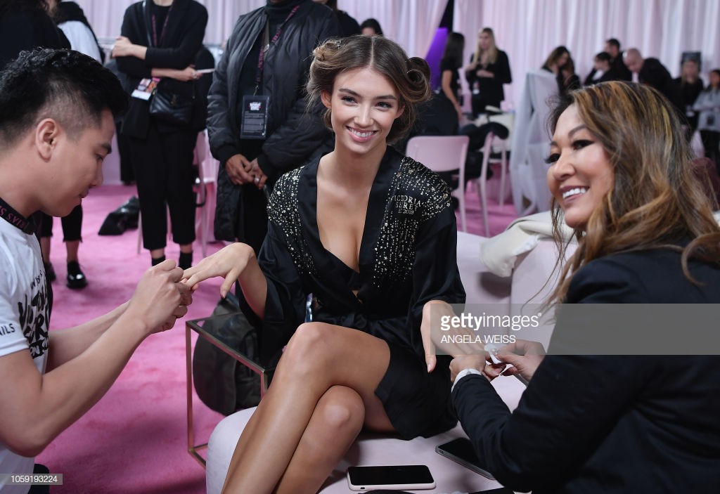 Hậu trường Victoria’s Secret Show 2018: Không diện áo choàng hồng như mọi năm, dàn mẫu diện áo đen siêu quyến rũ