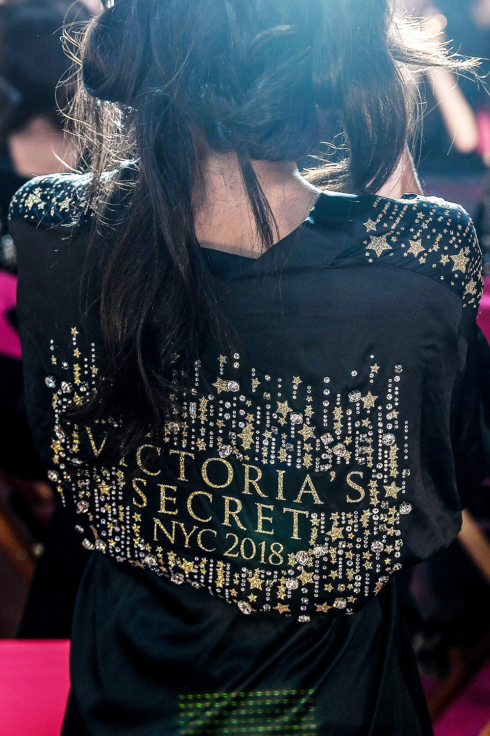 Hậu trường Victoria’s Secret Show 2018: Không diện áo choàng hồng như mọi năm, dàn mẫu diện áo đen siêu quyến rũ