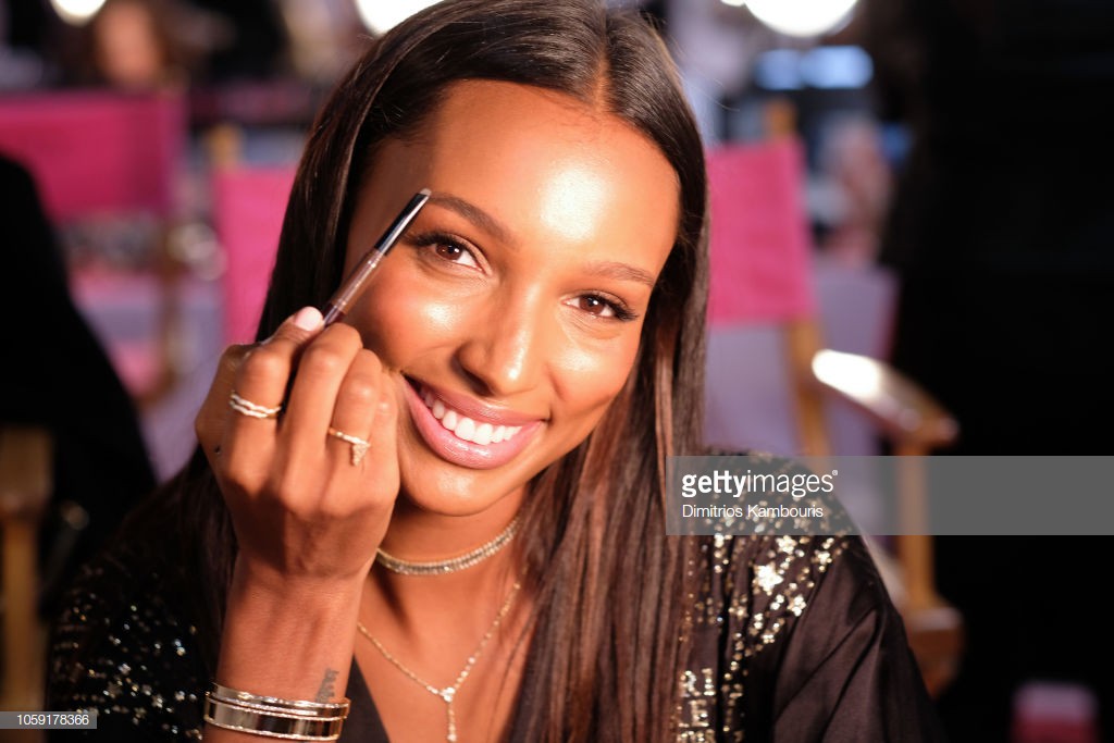 Hậu trường Victoria’s Secret Show 2018: Không diện áo choàng hồng như mọi năm, dàn mẫu diện áo đen siêu quyến rũ