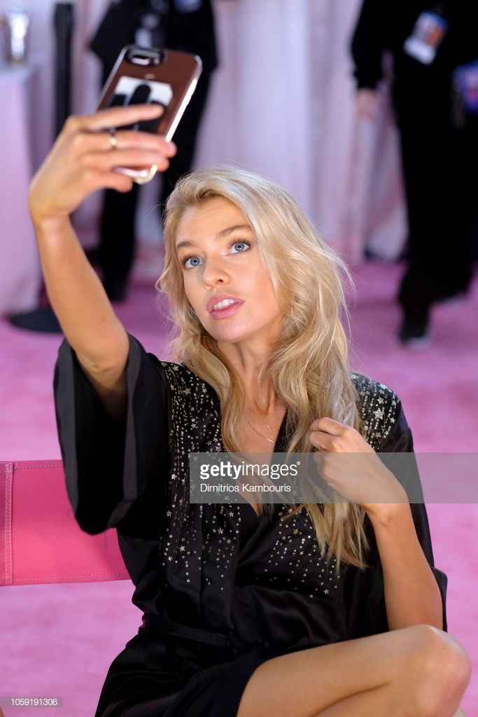 Hậu trường Victoria’s Secret Show 2018: Không diện áo choàng hồng như mọi năm, dàn mẫu diện áo đen siêu quyến rũ