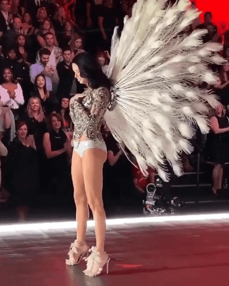 Victorias Secret Fashion Show 2018 chính thức lên sóng: Adriana Lima lau nước mắt nghẹn ngào sau cánh gà