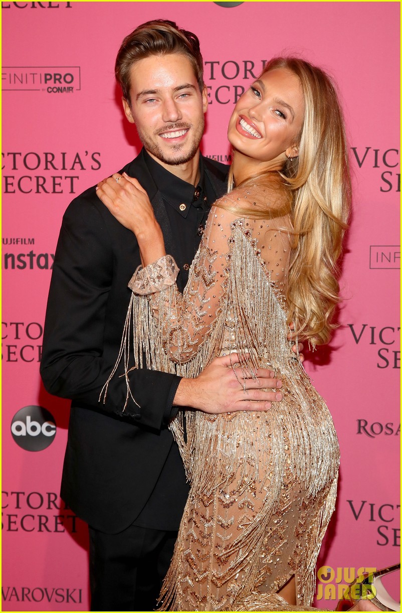 Thảm đỏ hậu show Victorias Secret: Dù không đẹp nhất, Bella Hadid vẫn nổi nhất dàn sao vì... lộ hết vòng 1