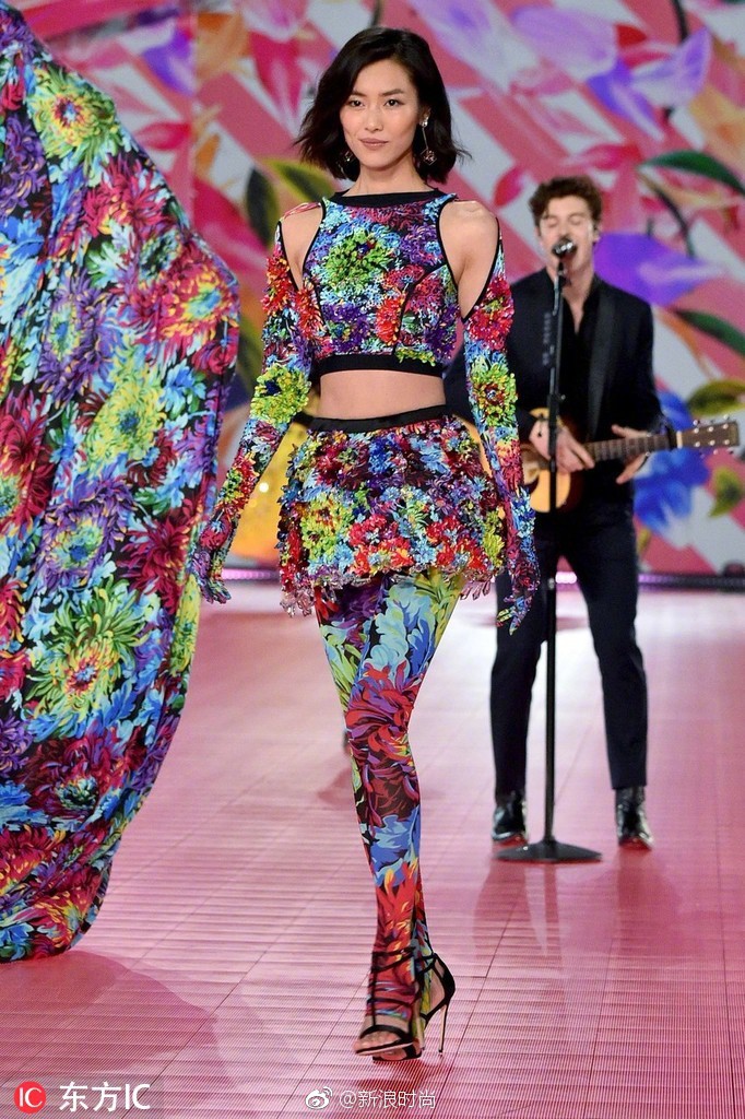 Nhan sắc và thần thái nổi bật của 4 chân dài Trung Quốc trên sàn catwalk Victorias Secret 2018