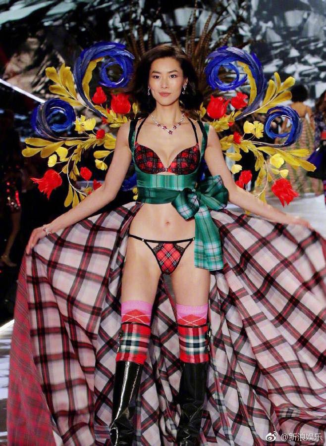 Nhan sắc và thần thái nổi bật của 4 chân dài Trung Quốc trên sàn catwalk Victorias Secret 2018