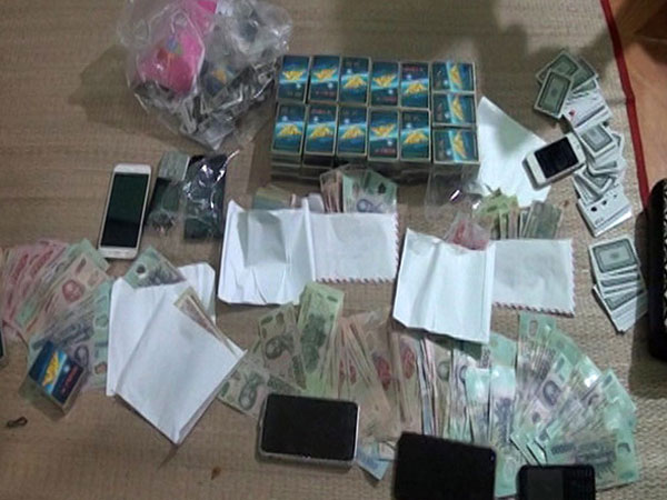 Bắt quả tang 12 phụ nữ đánh bạc