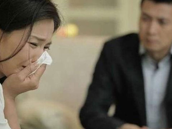 Sốc khi biết tin chồng ngoại tình với cô giáo của con