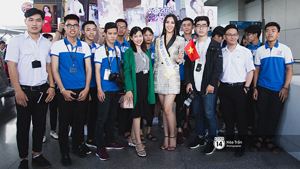 Mẹ cùng người hâm mộ tiễn Trần Tiểu Vy lên đường sang Trung Quốc chinh chiến Miss World 2018