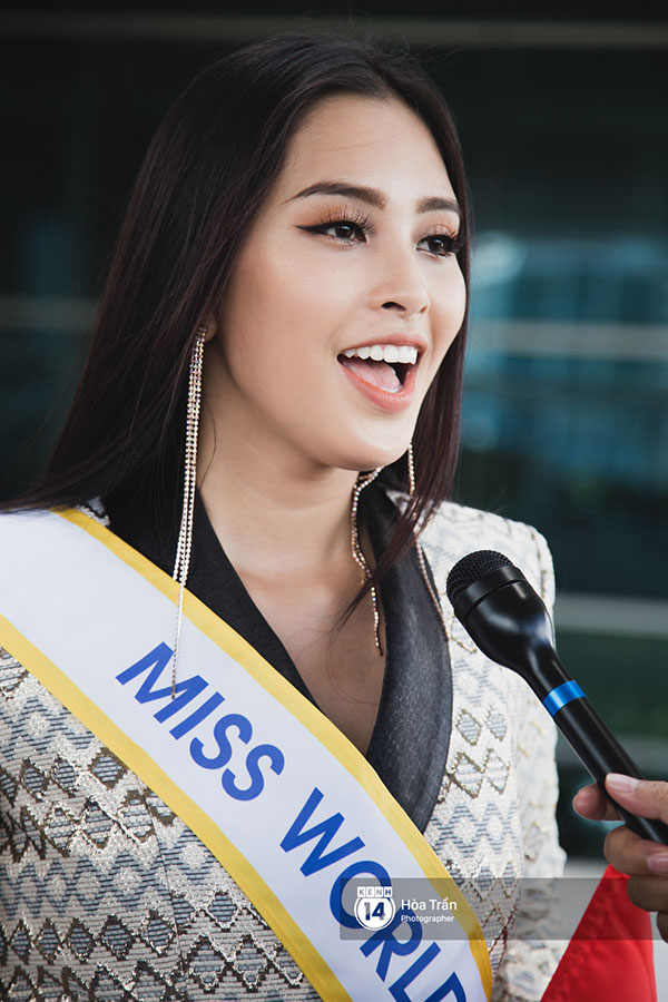 Mẹ cùng người hâm mộ tiễn Trần Tiểu Vy lên đường sang Trung Quốc chinh chiến Miss World 2018