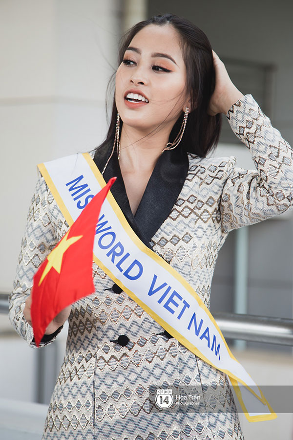 Mẹ cùng người hâm mộ tiễn Trần Tiểu Vy lên đường sang Trung Quốc chinh chiến Miss World 2018