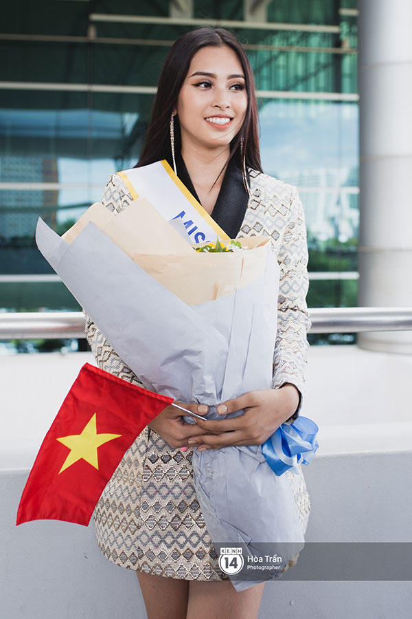 Mẹ cùng người hâm mộ tiễn Trần Tiểu Vy lên đường sang Trung Quốc chinh chiến Miss World 2018