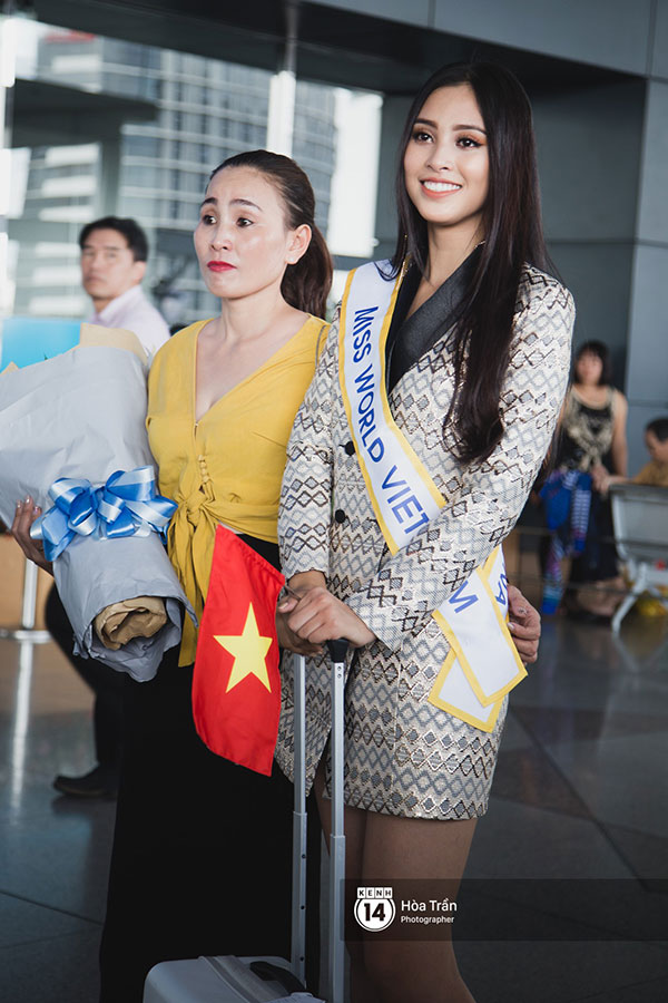 Mẹ cùng người hâm mộ tiễn Trần Tiểu Vy lên đường sang Trung Quốc chinh chiến Miss World 2018