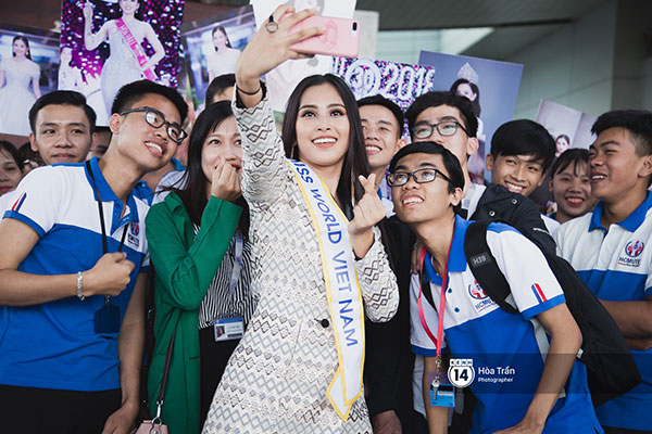 Mẹ cùng người hâm mộ tiễn Trần Tiểu Vy lên đường sang Trung Quốc chinh chiến Miss World 2018