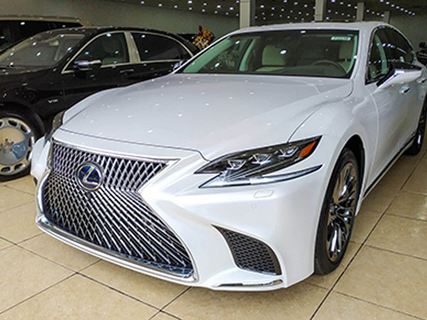 Lexus LS 500h bản 2019 đầu tiên về Việt Nam