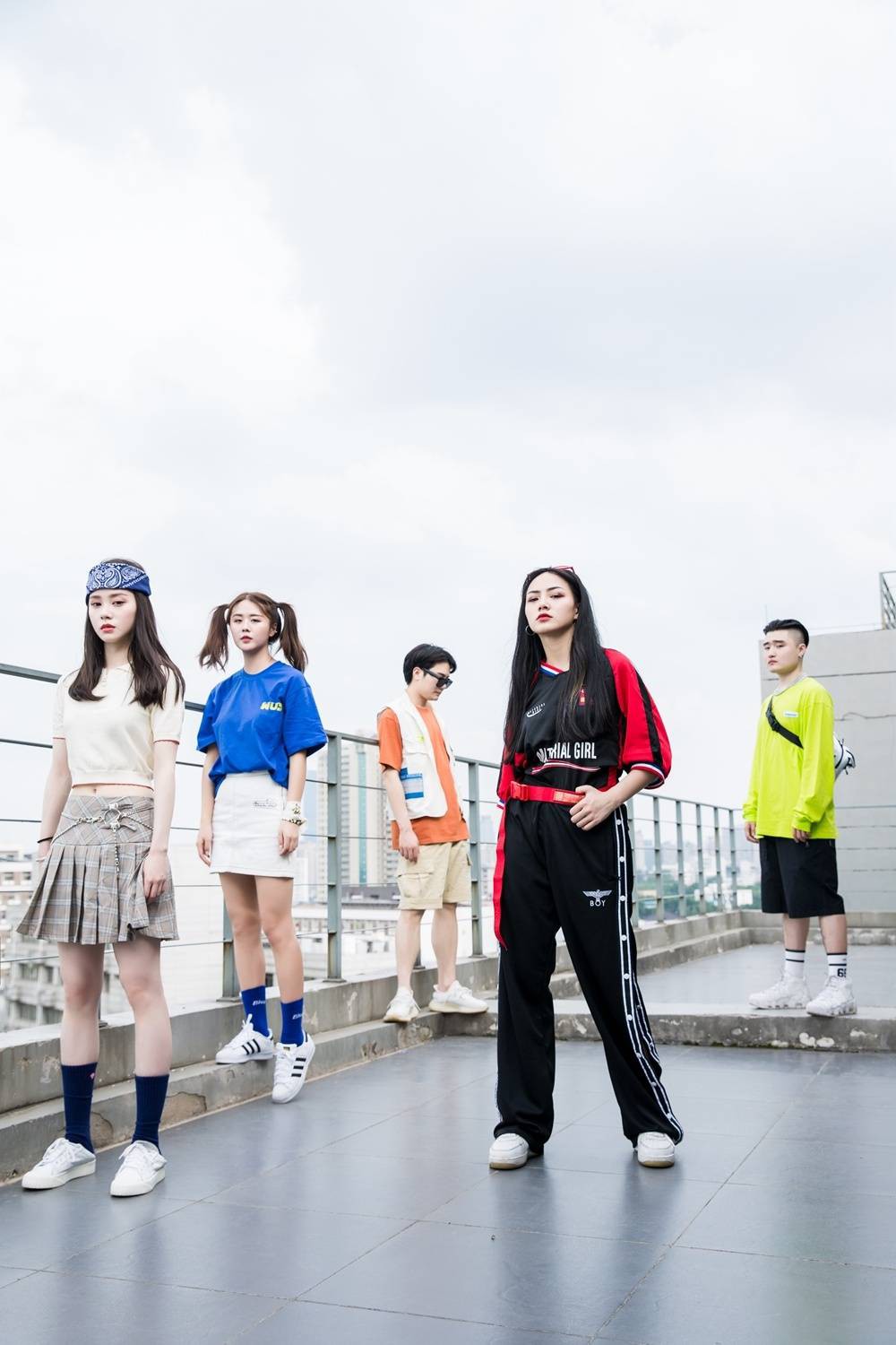 Không phải bìa tạp chí hay dàn mẫu tham dự Fashion Week đâu, đây là bộ ảnh kỷ yếu của lớp nhà người ta đó!