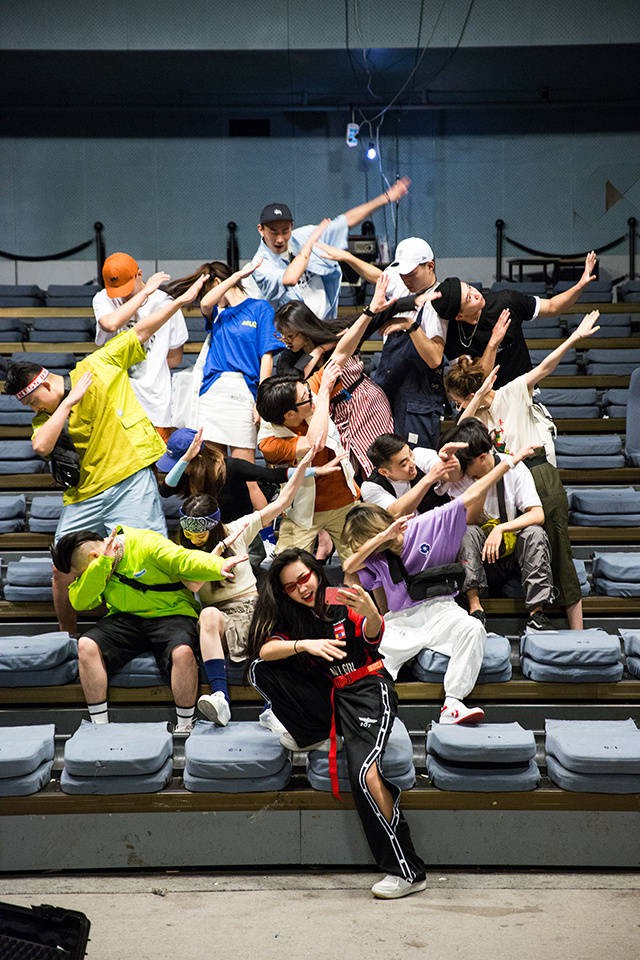 Không phải bìa tạp chí hay dàn mẫu tham dự Fashion Week đâu, đây là bộ ảnh kỷ yếu của lớp nhà người ta đó!